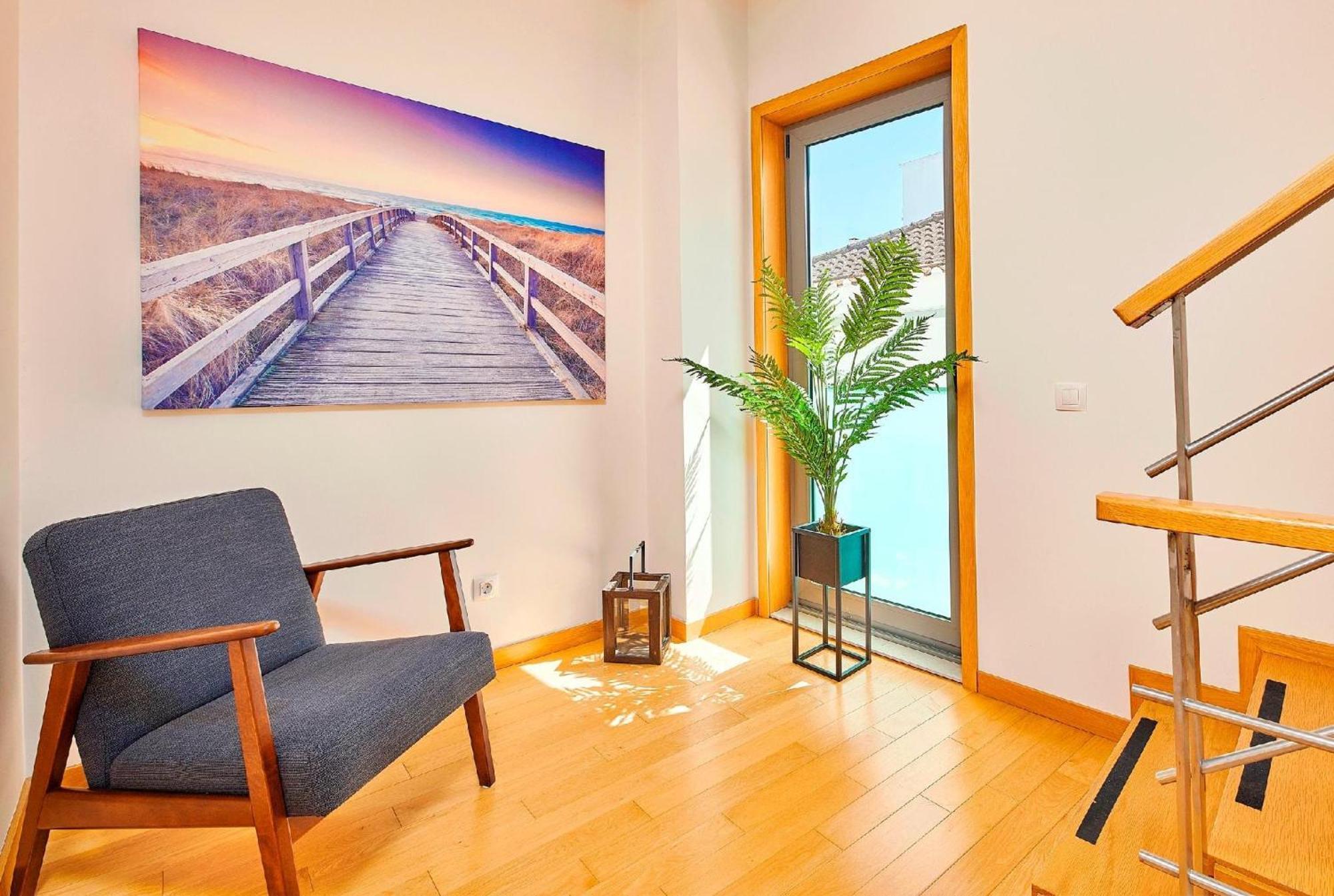 Stunning Townhouse With Pool In Centre