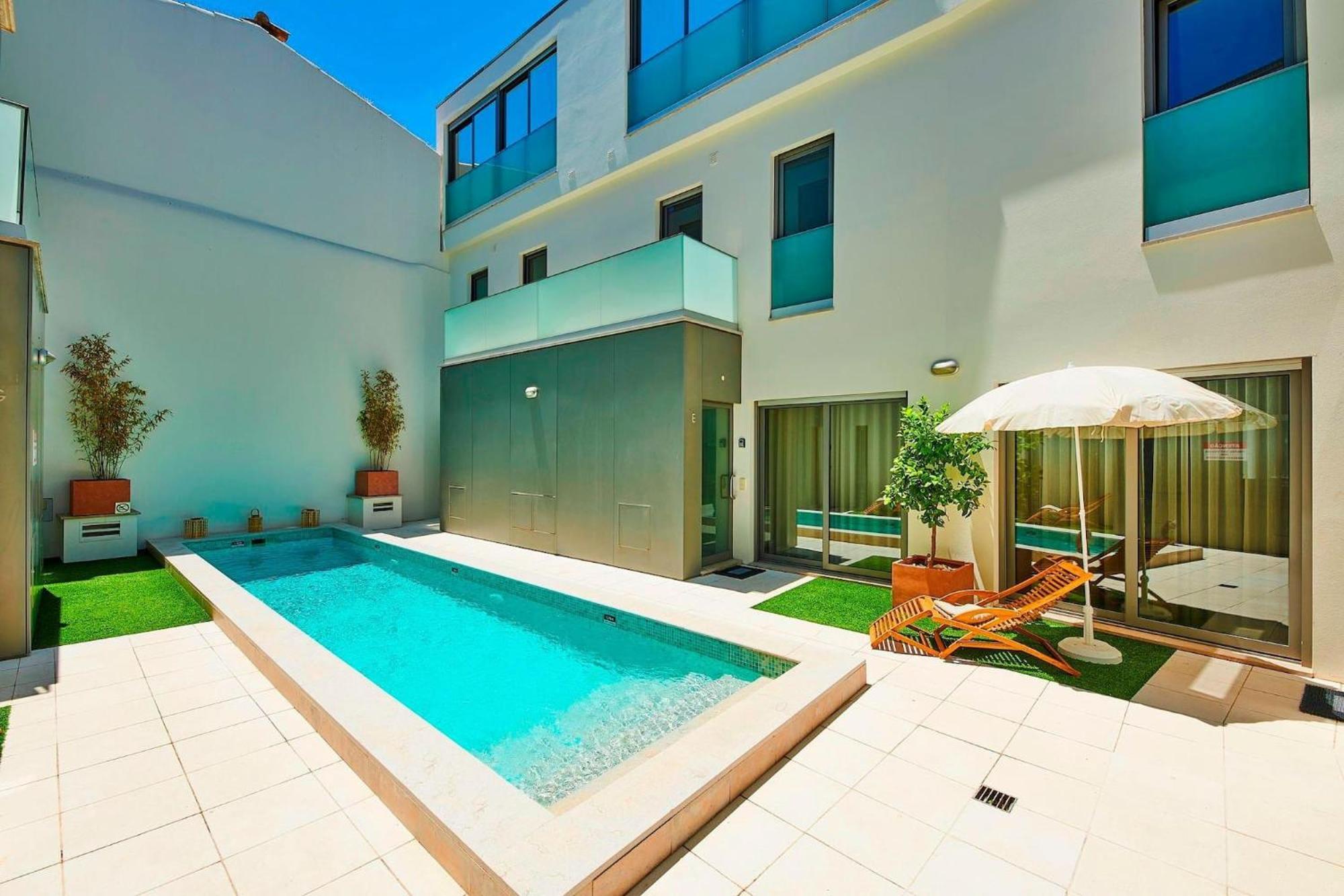 Holiday home Stunning Townhouse With Pool In Centre *