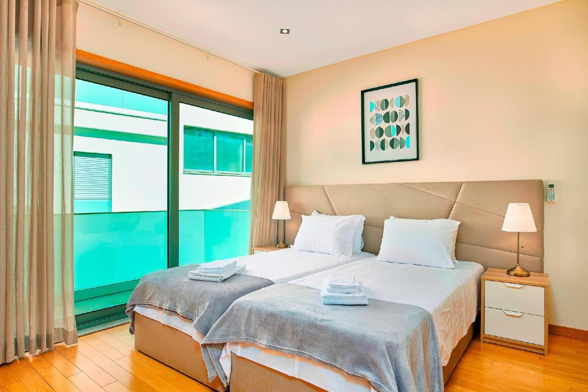Stunning Townhouse With Pool In Centre *