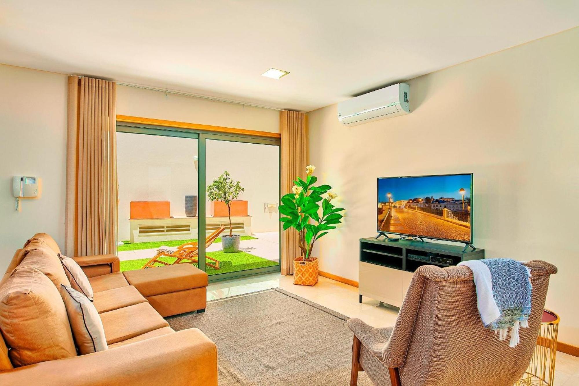 Stunning Townhouse With Pool In Centre Holiday home